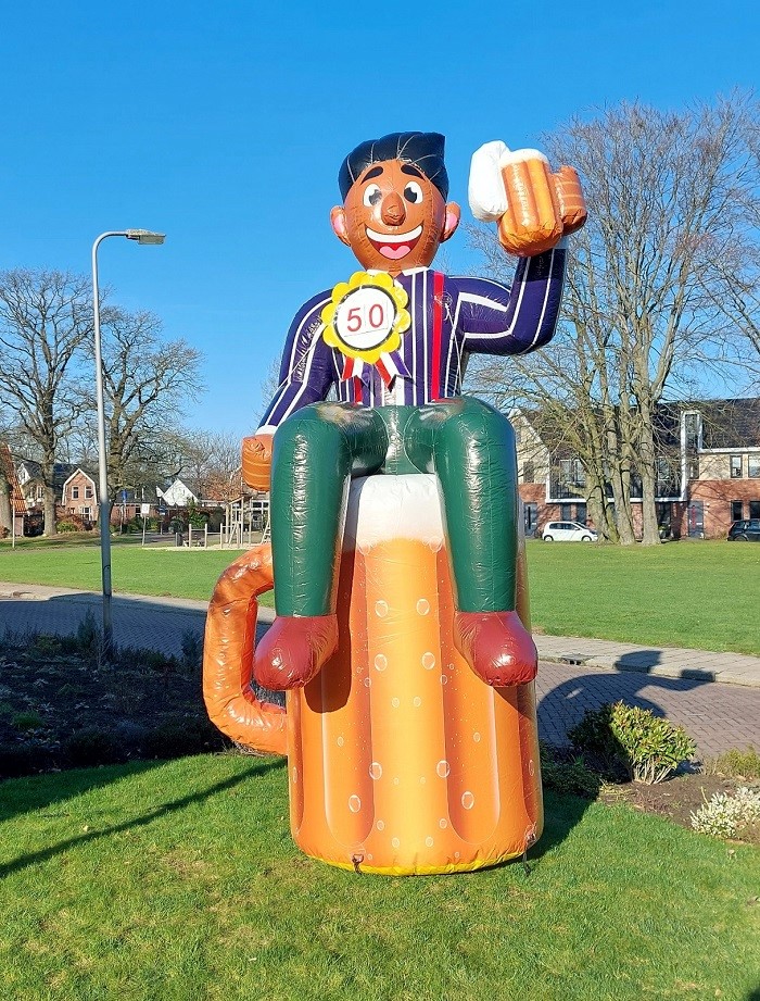abraham pop op bierglas getint