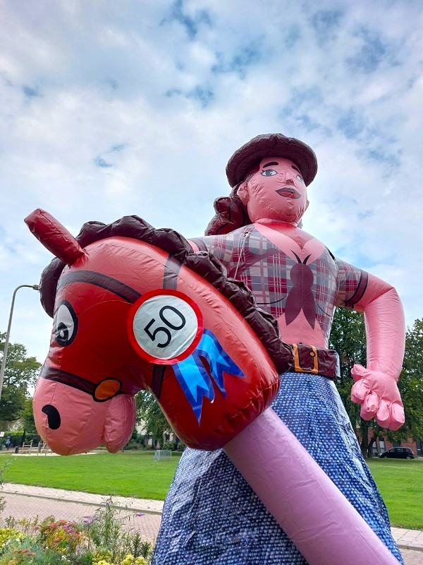 Sarah opblaaspop Amazone - Afbeelding 2