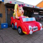 Sarah opblaas pop in Auto