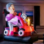 Indoor Sarah op scootmobiel