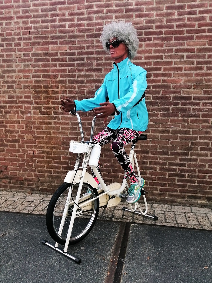 Sarah op stoel getint - Afbeelding 5