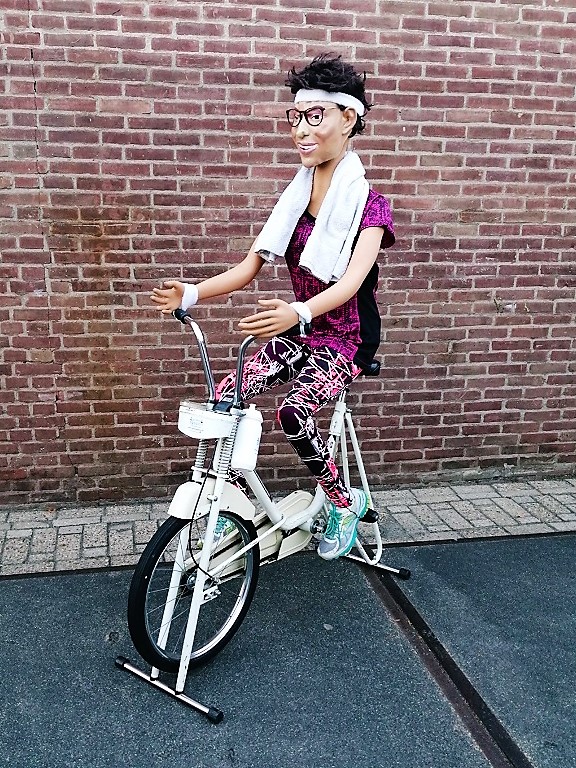 Sarah op stoel getint - Afbeelding 6