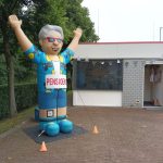 Ooievaar op nest met ei