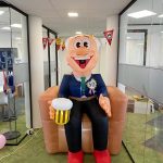 Indoor Abraham op stoel