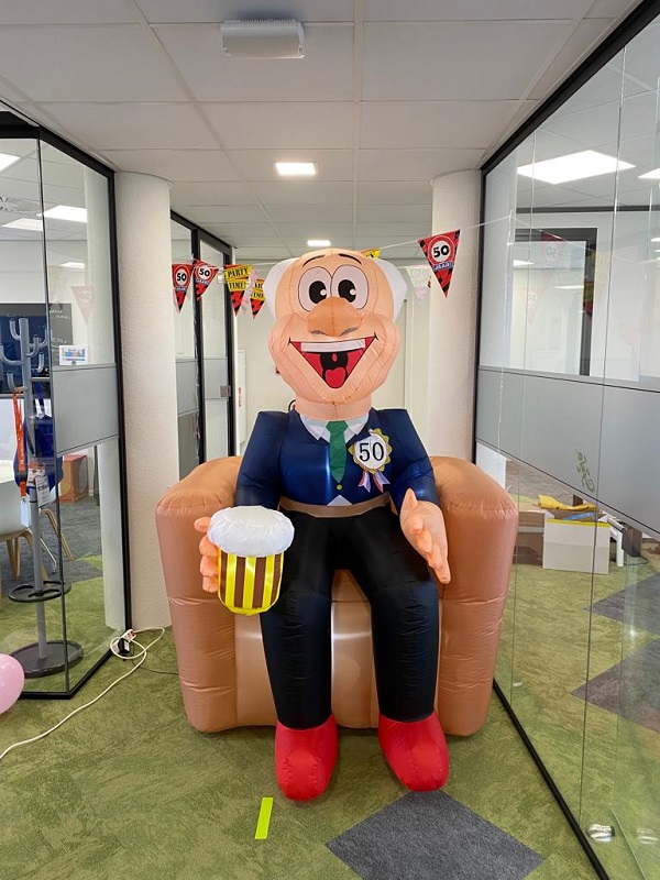 Indoor Abraham op stoel - Afbeelding 2