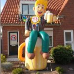 Ooievaar op nest met ei