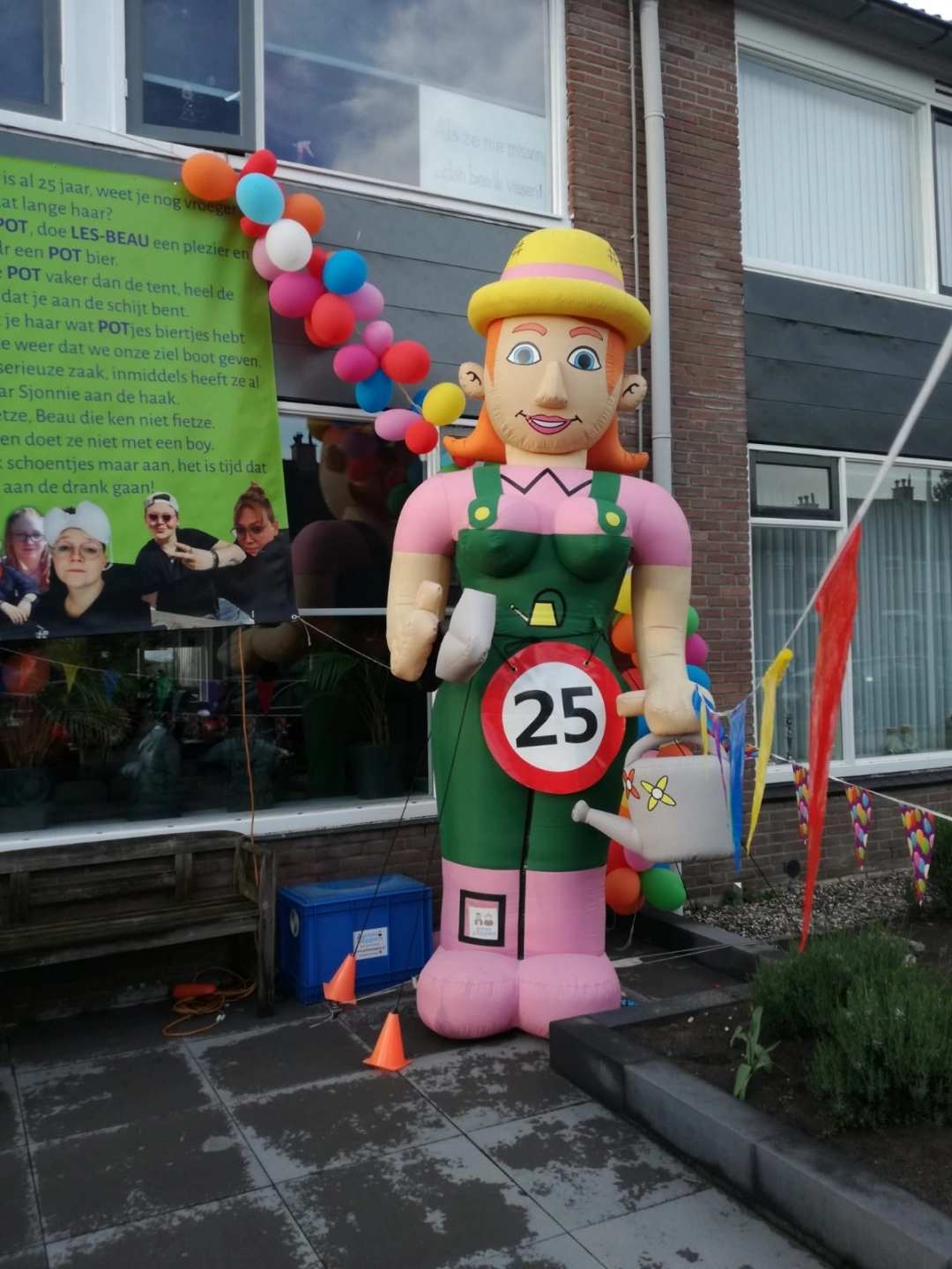 Sarah opblaaspop Tuinvrouw - Afbeelding 2