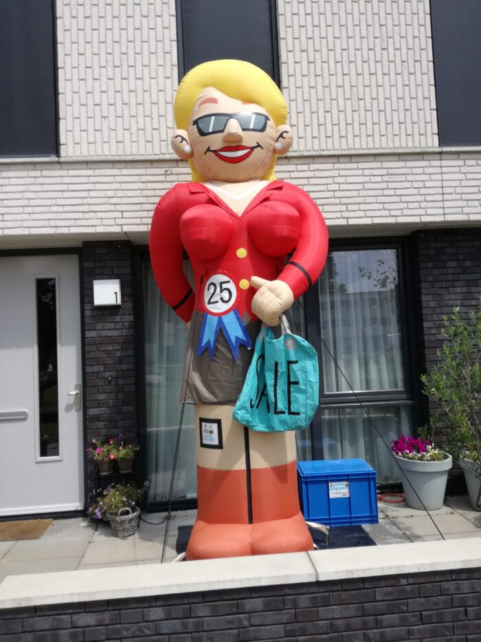 Sarah opblaaspop Shoppend - Afbeelding 3