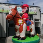 Halve Sarah opblaaspop Feestend