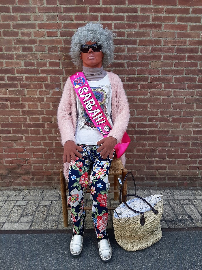 Sarah op stoel getint - Afbeelding 2