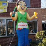 Opblaaspop pensioen Hippe dame