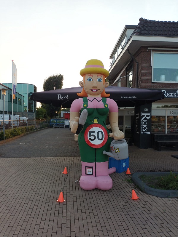 Sarah opblaaspop Tuinvrouw - Afbeelding 4